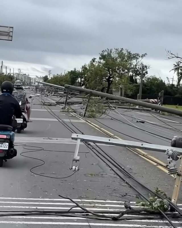 丹娜絲颱風重創台南，強風造成電力設施嚴重損毀，截至今日下午6時，台南市仍有4萬8334戶停電。 圖：翻攝自臉書社團