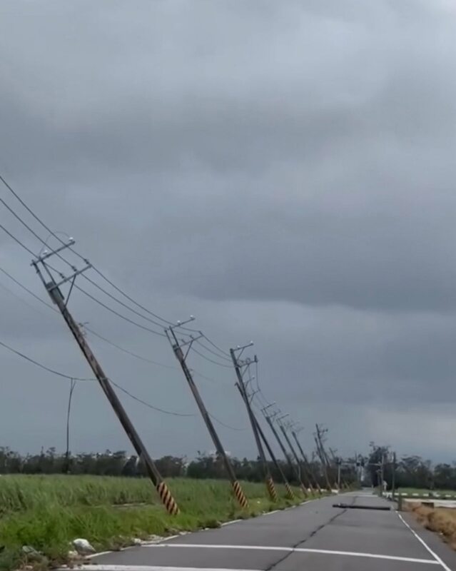 丹娜絲颱風重創台南，強風造成電力設施嚴重損毀，截至今日下午6時，台南市仍有4萬8334戶停電。 圖：翻攝自臉書社團