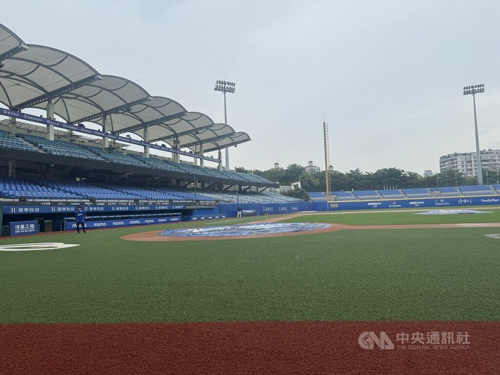 中華職棒9日原預計要在新莊棒球場進行賽事，由富邦悍將迎戰味全龍隊，受雨勢影響延賽。中央社記者楊啟芳攝  114年7月9日
