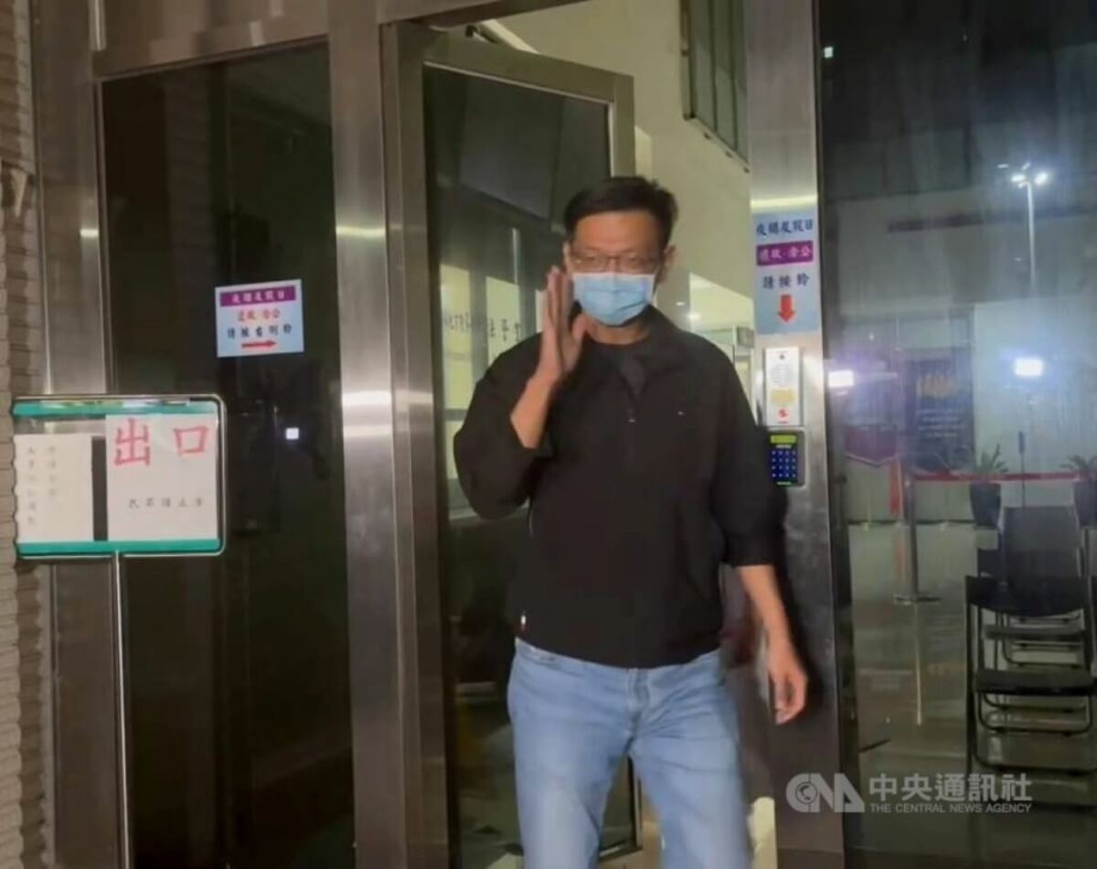 內政部警政署刑事警察局偵查第八大隊長徐姓男子（圖）涉違反貪污治罪條例等，經士林地方檢察署指揮警調搜索約談，10日清晨諭令徐男新台幣50萬元交保。中央社記者謝幸恩攝  114年7月10日