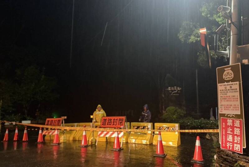 公路局指出，目前已預警性封閉台24線山區屏縣三地門通往霧台鄉路段和台24線27.4~37.3k德文路口至神山路段 圖：公路局南區養護分局／提供