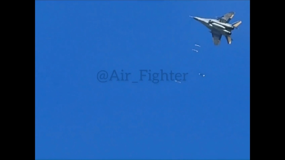 烏軍也透過米格-29 戰機，投下 4 枚美製 GBU-39 炸彈，炸毀俄軍陣地。 圖：擷取自 @NOELreports X 分享影片