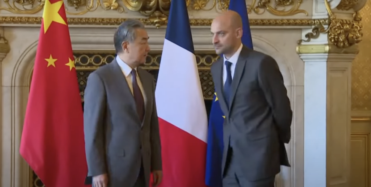 X 上傳出「法國外長雙手擺後，不與中國外長握手」 的畫面，瞬間引起網友眾說紛紜。 圖：擷取自直播畫面