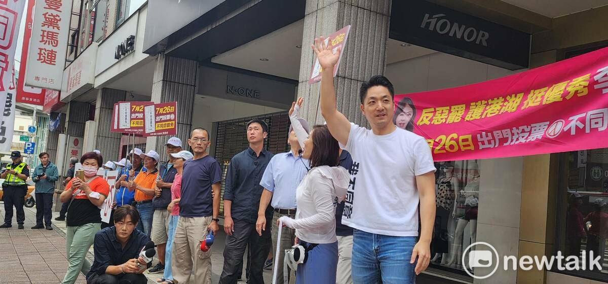 台北市長蔣萬安今（10）天陪國民黨立委李彥秀站路口，身穿一件「我不同意」T恤助攻反罷免。 圖：周煊惠 / 攝