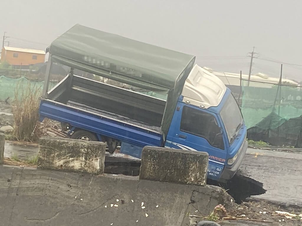 豪雨影響，彰化埔心鄉東溝排水防汛道路出現直徑逾2公尺坑洞，1輛小貨車10日上午行經時掉落，動彈不得，所幸駕駛未受傷，自行脫困。（民眾提供）中央社記者鄭維真傳真  114年7月10日