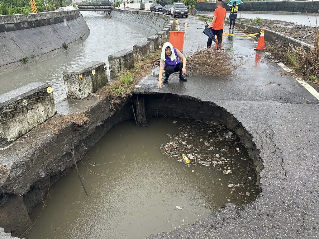彰化縣埔心鄉長張佩瑩（前）接獲東溝排水防汛道路出現直徑超過2公尺坑洞通報，10日上午前往現場了解狀況。（張佩瑩提供）中央社記者鄭維真傳真  114年7月10日