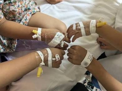 中國甘肅省天水市近期爆發幼兒園生大規模鉛中毒的事件，引發中國輿論熱議。雖然官方發布報告，稱鉛中毒與幼兒園廚房人員錯誤使用繪畫顏料有關，但許多網友仍對該報告結論抱持懷疑的態度。 圖：翻攝自 @cskun1989 X 帳號