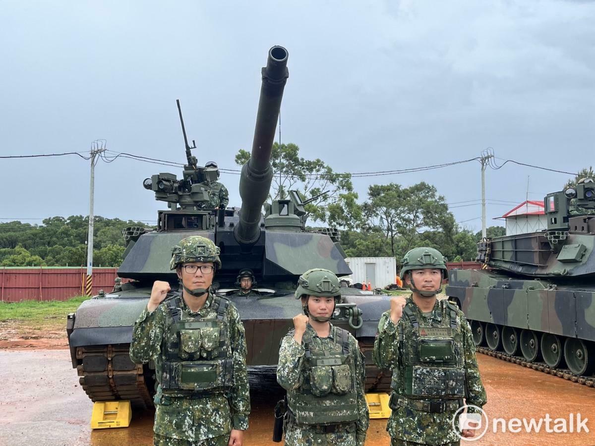 六軍團584旅營長丁寶順(左)、裝訓部戰車營第二連長鄭宇君(中)、陸軍裝甲第584旅的旅士官督導長陳威智(右)，接受媒體聯訪。 圖：金大鈞/攝