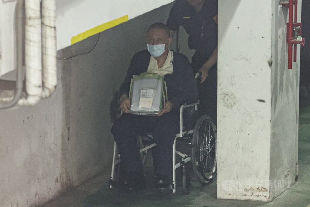 台北地方法院審理京華城案，5月13日提訊威京集團主席沈慶京（前）出庭。（中央社檔案照片）