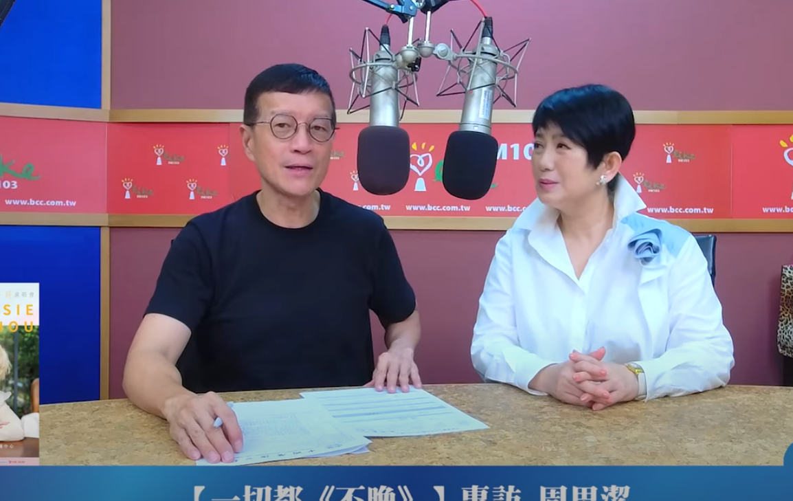 目前直播節目《瓏賀哩共》暫由作家吳若權(左)代班主持。 圖：翻攝自瓏賀哩共YT頻道