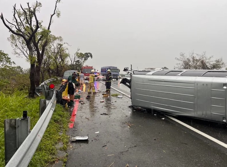 嘉義縣水上鄉忠和國中棒球隊10日上午乘車前往台東縣參加紅葉盃青少棒比賽。然而，車輛在行經至國道三號南下308公里處時，竟迎面撞上掉落的樹枝，加上大雨導致翻車，車內1名教練和7名學生均受傷送醫。 圖：民眾提供
