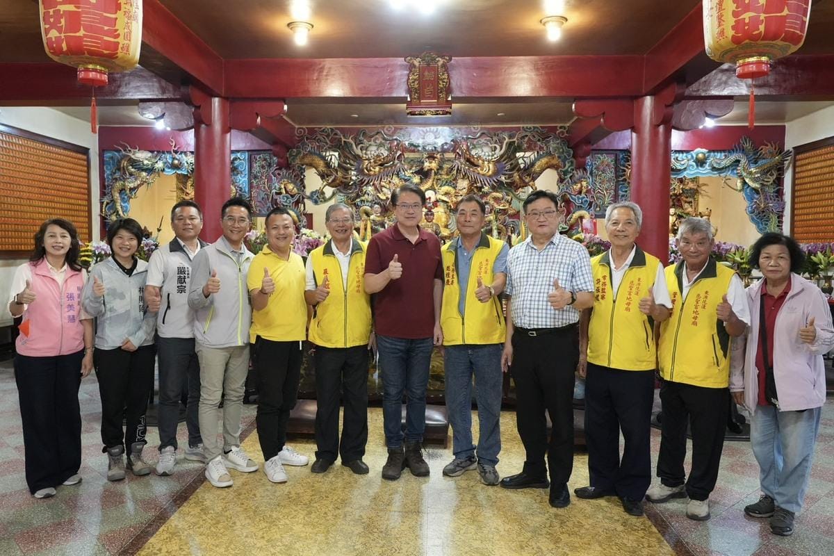 林右昌前往花蓮東源花蓮慈聖宮參香祈福。 圖：民進黨提供