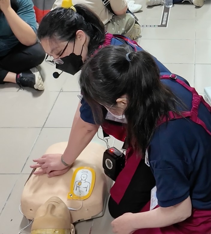 現場員工模擬施行CPR。 圖：內政部警政署提供