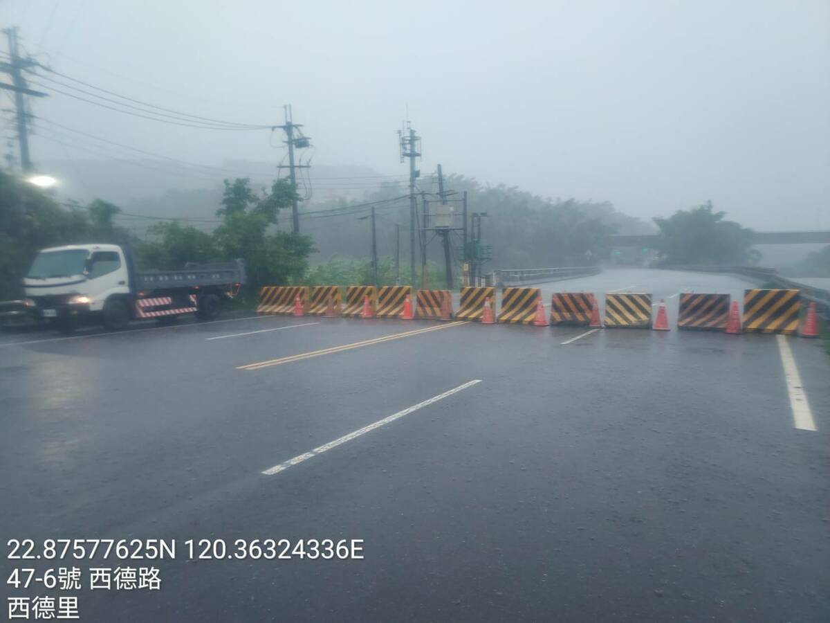 封閉田寮區崇德橋兩端以維用路人安全。 圖：臉書「高雄市田寮區公所」粉專