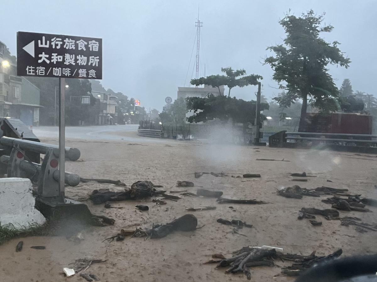 颱風丹娜絲和低氣壓為台中以南地區帶來連續豪雨，損毀南部地區多處公路。(圖為台9線朝庸橋段) 圖：公路局／提供