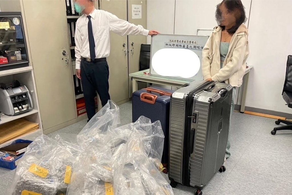 內政部警政署航空警察局安全檢查大隊與財政部關務署台北關，3月在桃園國際機場查獲曼谷入境泰國籍旅客行李內，夾藏60餘包、總重40.59公斤大麻，市值初估超過新台幣6000萬元。（航空警察局提供）中央社記者吳睿騏桃園機場傳真 114年7月10日