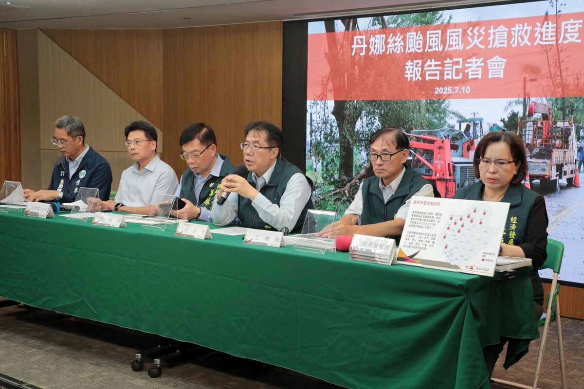 台南市政府召開「丹娜絲風災搶救進度報告記者會」，由市長黃偉哲主持，率工務局、民政局、經濟發展局、社會局、環境保護局、農業局、交通局、水利局及災防辦等單位，並邀請台灣電力公司、台灣自來水公司代表，向外界說明搶修與復原進度。 圖：取自黃偉哲臉書