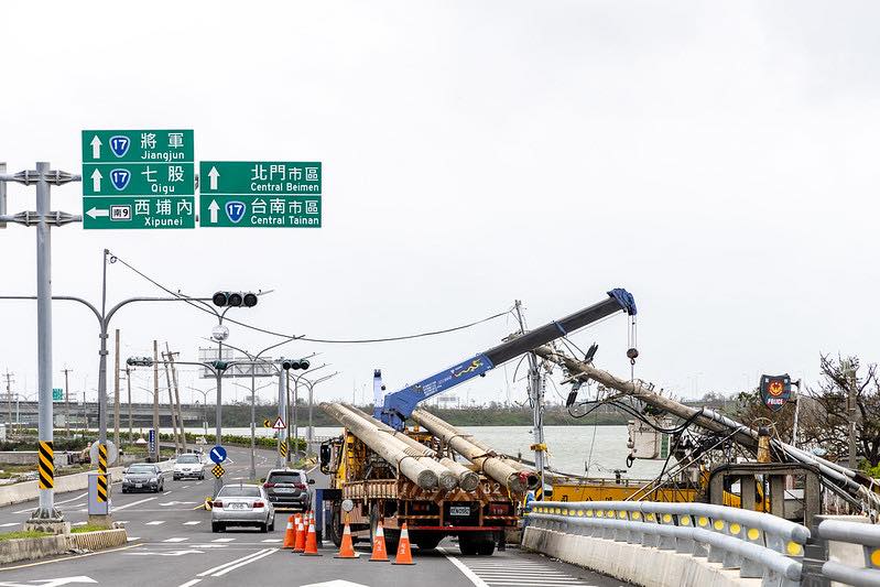 丹娜絲重創台南，逾6千戶屋損、農損破10億，台南式籲捐款協助重建。 圖：取自黃偉哲臉書