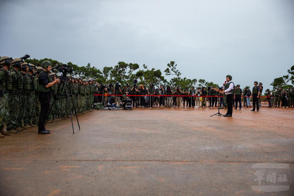 總統賴清德對參與M1A2T新式戰車實彈射擊訓練官兵勗勉。 圖：軍聞社提供
