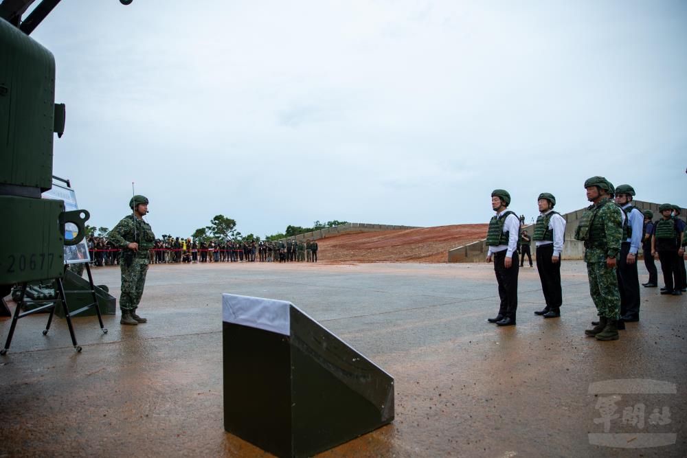 總統賴清德聽取幹部介紹M1A2T新式戰車等武器裝備性能。 圖：軍聞社提供