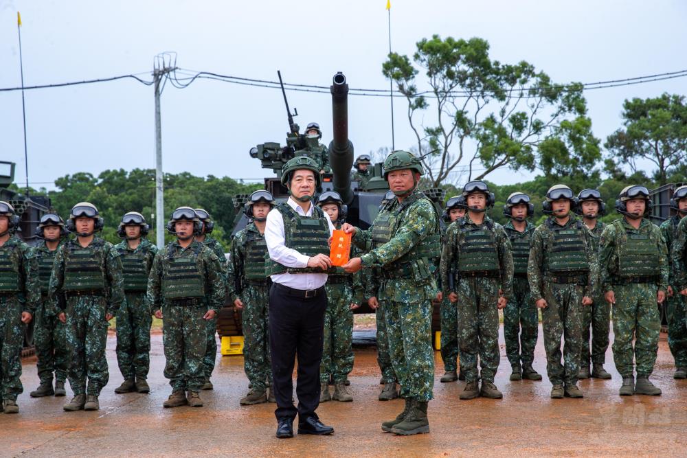 總統賴清德頒發加菜金感謝官兵戰備訓練的辛勞。 圖：軍聞社提供