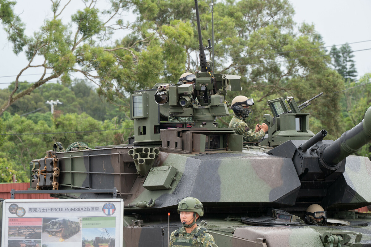 官兵正對M1A2T新式戰車進行簡報。 圖：總統府提供