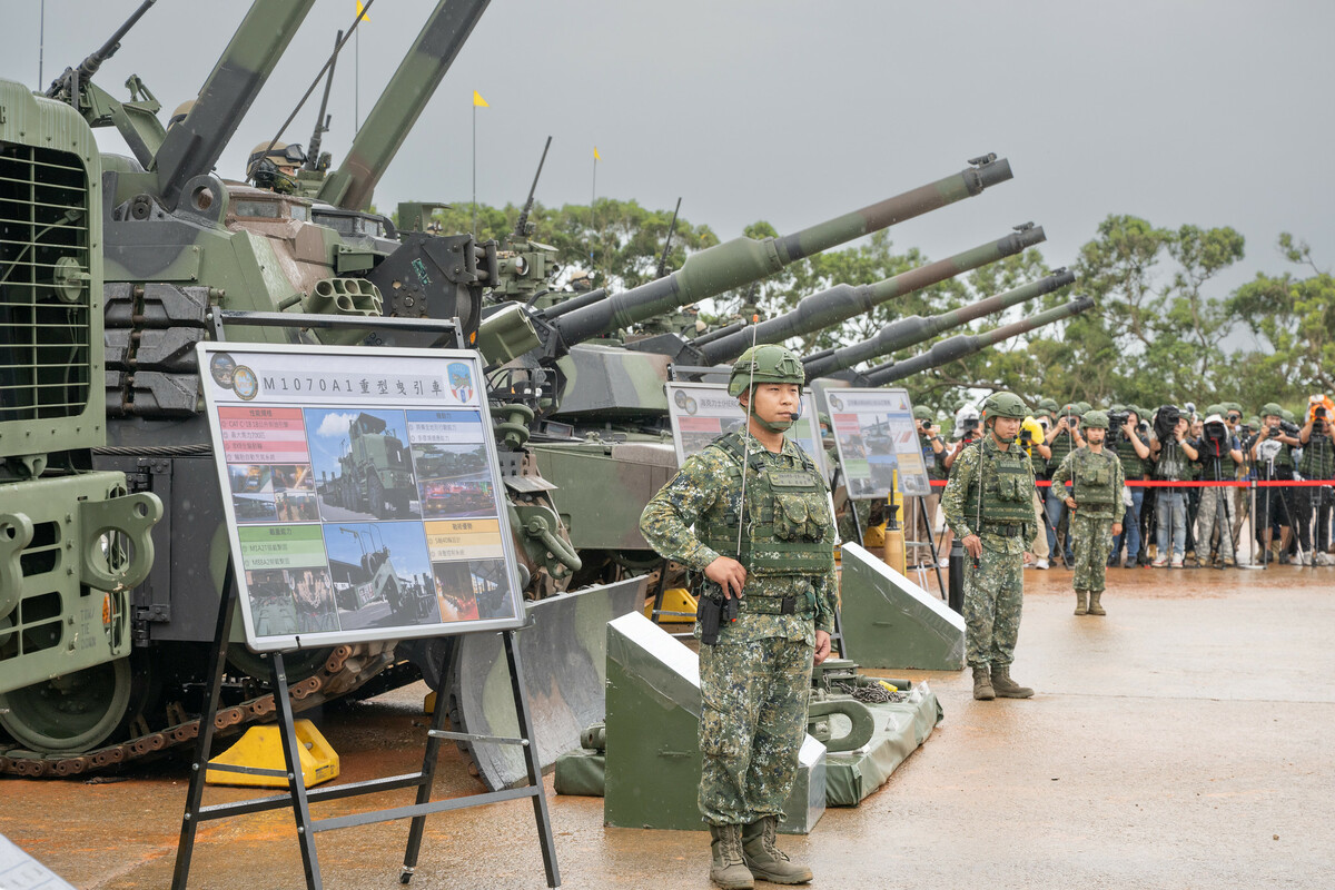 官兵正對M1A2T新式戰車進行簡報。 圖：總統府提供