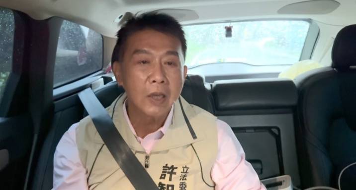 許智傑要求舉手刪除撥補「農業特別收入基金」預算的柯志恩向農民道歉。 圖：許智傑辦公室/提供