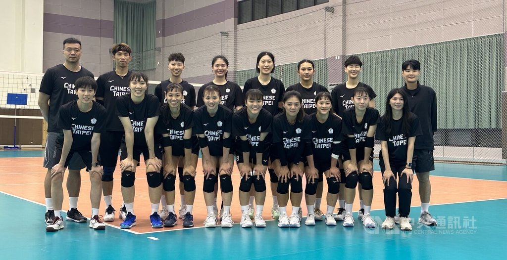 2025德國夏季世界大學運動會即將開幕，台灣女排總教練鄧衍敏（後排右1）10日在國訓舉辦的媒體日上提到，這支代表隊已組軍4個月，彼此的默契和感情上都越來越好，目前就是先闖過分組預賽，朝8強之路邁進。中央社記者黎建忠攝  114年7月10日