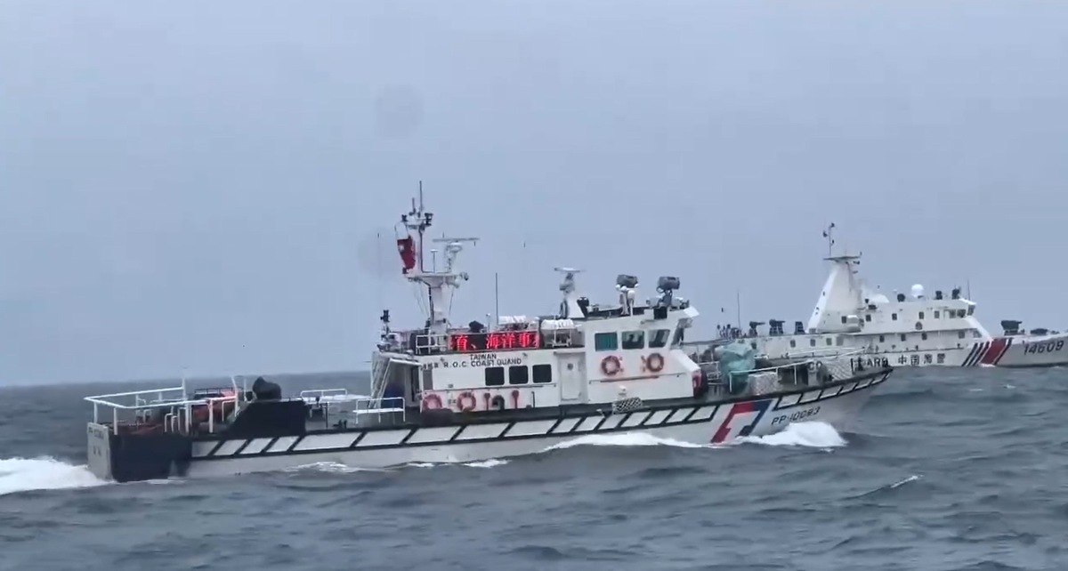 海巡署10日偵測到4艘中國海警船關閉AIS，以「暗船」方式侵入金門南面限制水域，調動4艘巡防艇嚴密監控並成功驅離。 圖：海巡署提供