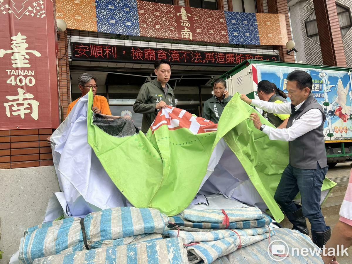 因應今日起南部降下大雨急需帆布遮雨，林俊憲收集約100面帆布送進災區，包括個人看板拆下以及熱心民眾捐贈，供受災居民遮擋破損的屋舍與家具緊急防護。 圖：林俊憲服務處提供