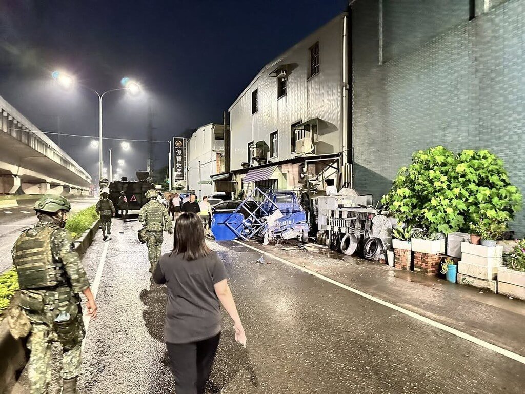 國軍「漢光41號」9日起進行實兵操演，10日深夜卻有戰車因不熟路況，在桃園市新屋區開進小路、擦撞民宅和車輛。（民眾提供）中央社記者葉臻傳真 114年7月11日 圖：中央社提供