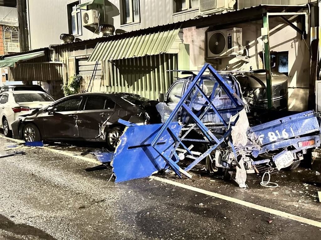 國軍「漢光41號」9日起進行實兵操演，10日深夜卻有戰車因不熟路況，在桃園市新屋區開進小路、擦撞民宅和車輛，遭撞車輛呈現報廢狀態。（民眾提供）中央社記者葉臻傳真 114年7月11日 圖：中央社提供