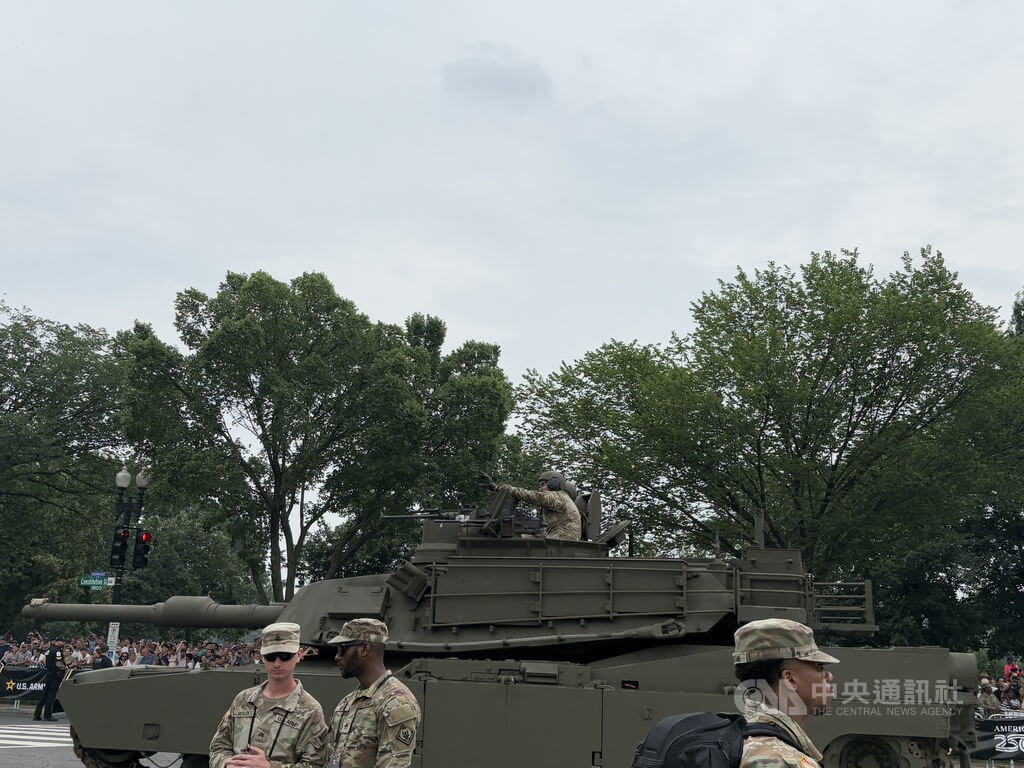 智庫報告籲美軍全數撤出台灣，華府學者認為可能性極低；圖為美國6月14日舉辦閱兵儀式，慶祝陸軍建軍250週年，主戰坦克列隊沿憲法大道前進。中央社記者鍾佑貞華盛頓攝 114年7月11日 圖：中央社提供