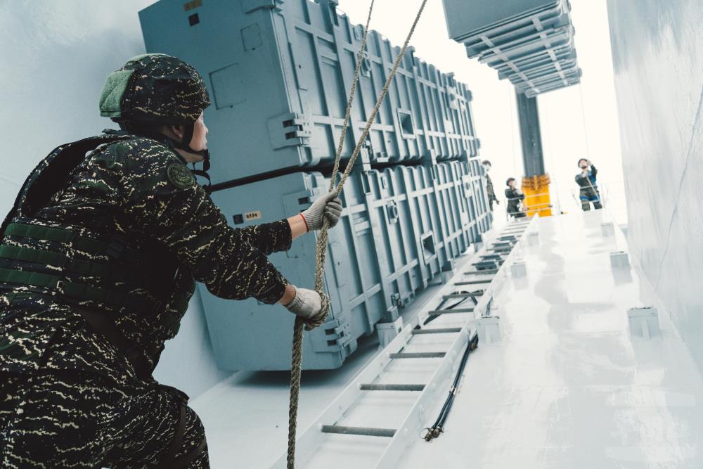 由海軍後勤同仁協助完成飛彈掛載任務。 圖：軍聞社/提供