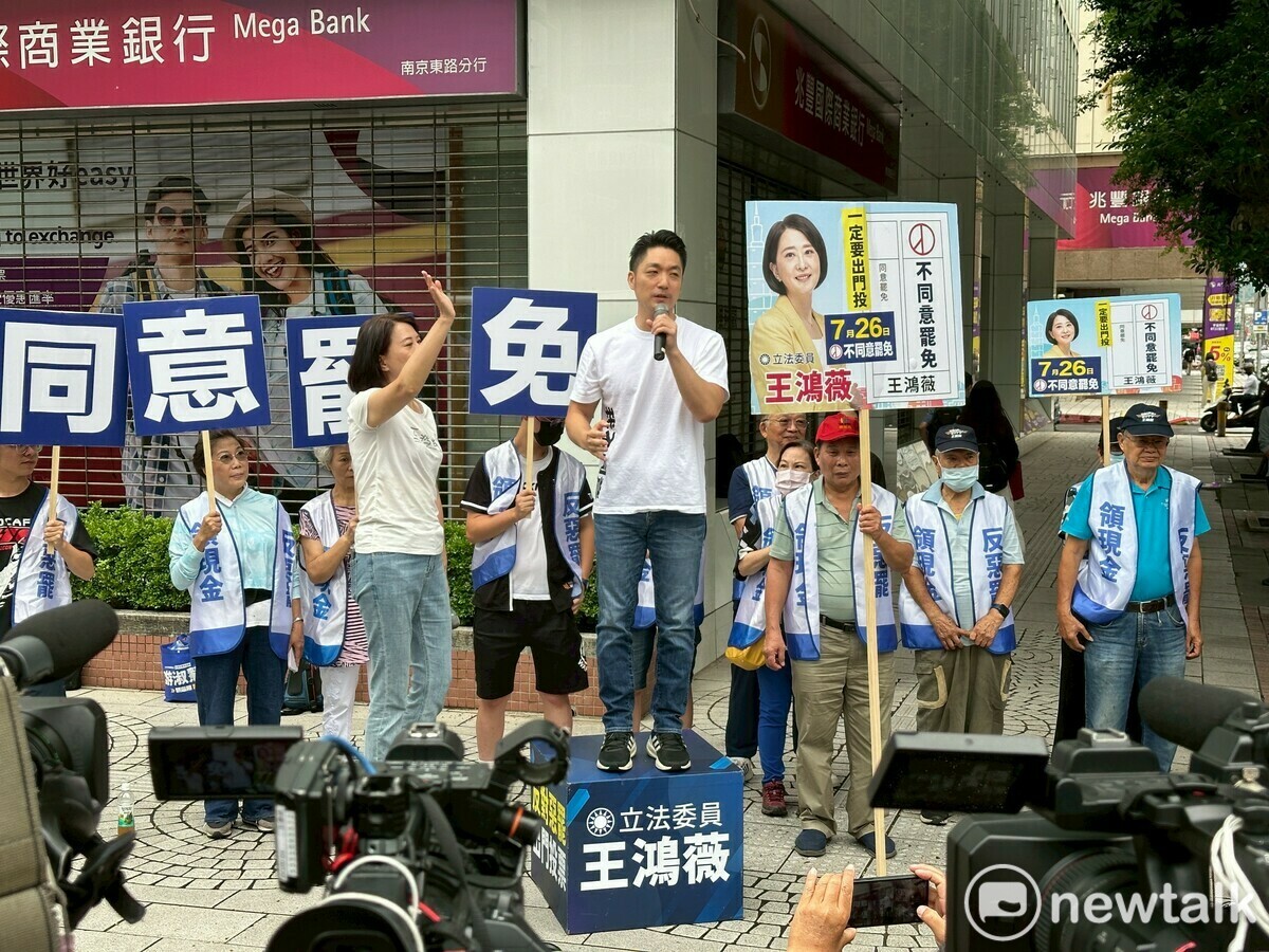 台北市長蔣萬安今陪同國民黨立委王鴻薇站路口。 圖：周煊惠／攝