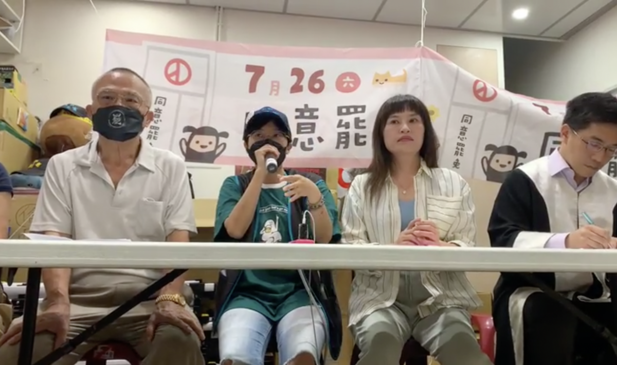 婦人攻擊罷團志工、議員張嘉玲回應，已將志工錄下的畫面提供警方，並會「依法提告」。 圖：取自張嘉玲臉書