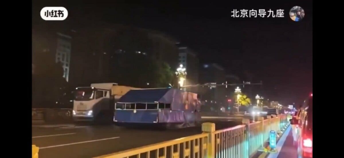 中國北京街頭近期突然出現罩著鐵皮的坦克，引發大量網友議論。雖然中國官方宣稱是為了 9 月 3 日的大規模閱兵進行彩排，但許多網友懷疑，相關事件可能象徵著中國高層的激烈政治鬥爭。 圖：翻攝自 @cskun1989 X 帳號