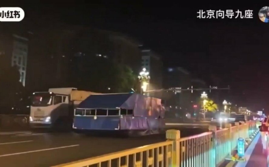 (影) 為閱兵? 高層內鬥?「鐵皮裝坦克」開上北京街頭引熱議 網疑習近平失勢