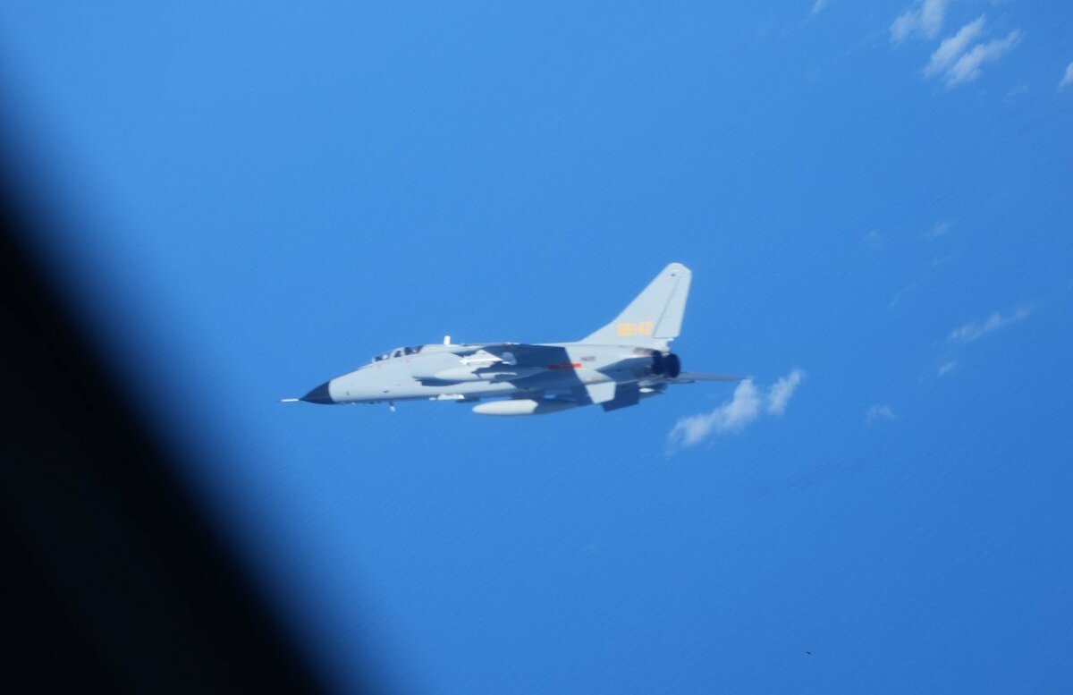再傳中國殲轟-7戰機異常接近日本電偵機。圖為7月9日日本空自拍攝，殲轟-7以水平方式逼近電偵機約30公尺距離。 圖：翻攝「X」@vcdgf555