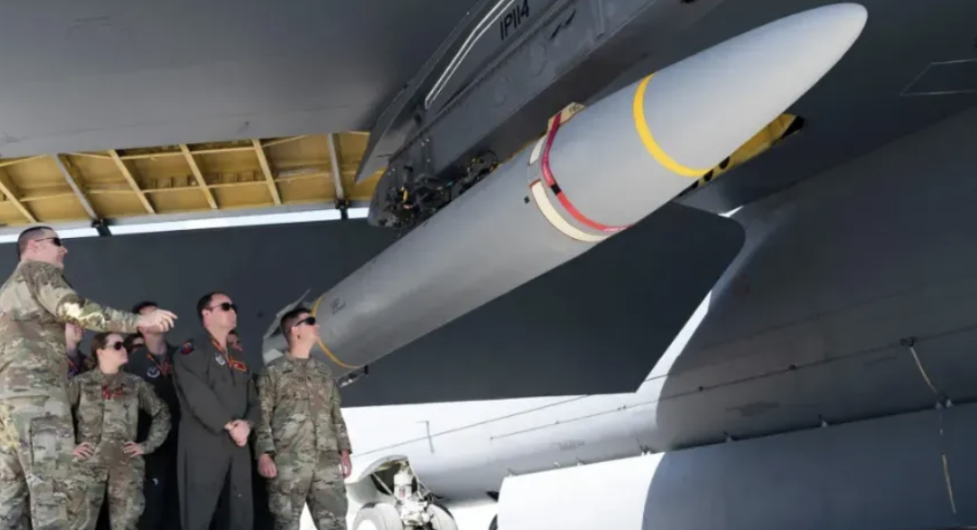 美空軍 B-1B 轟炸機裝載 AGM-183A 空射快速反應武器。 圖：擷取自《騰訊網》