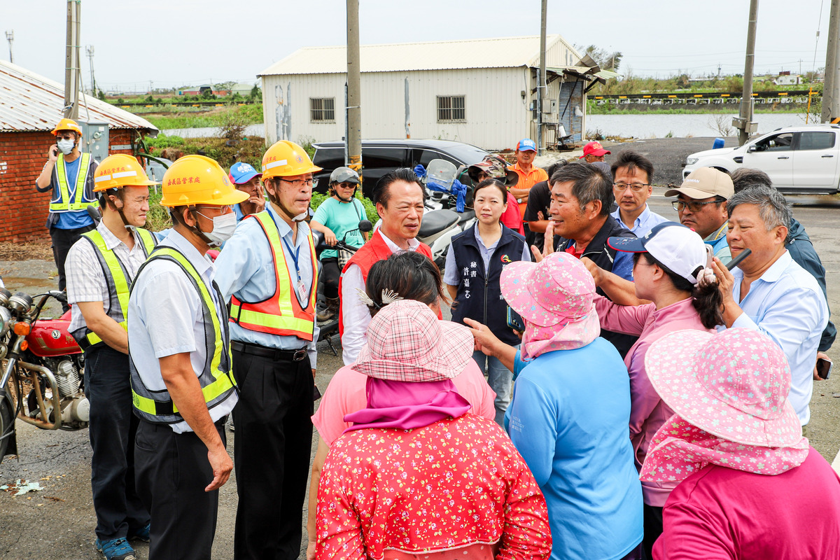 颱風重創養殖業，翁章梁關心業者及電力復原進度。 圖：嘉義縣政府提供