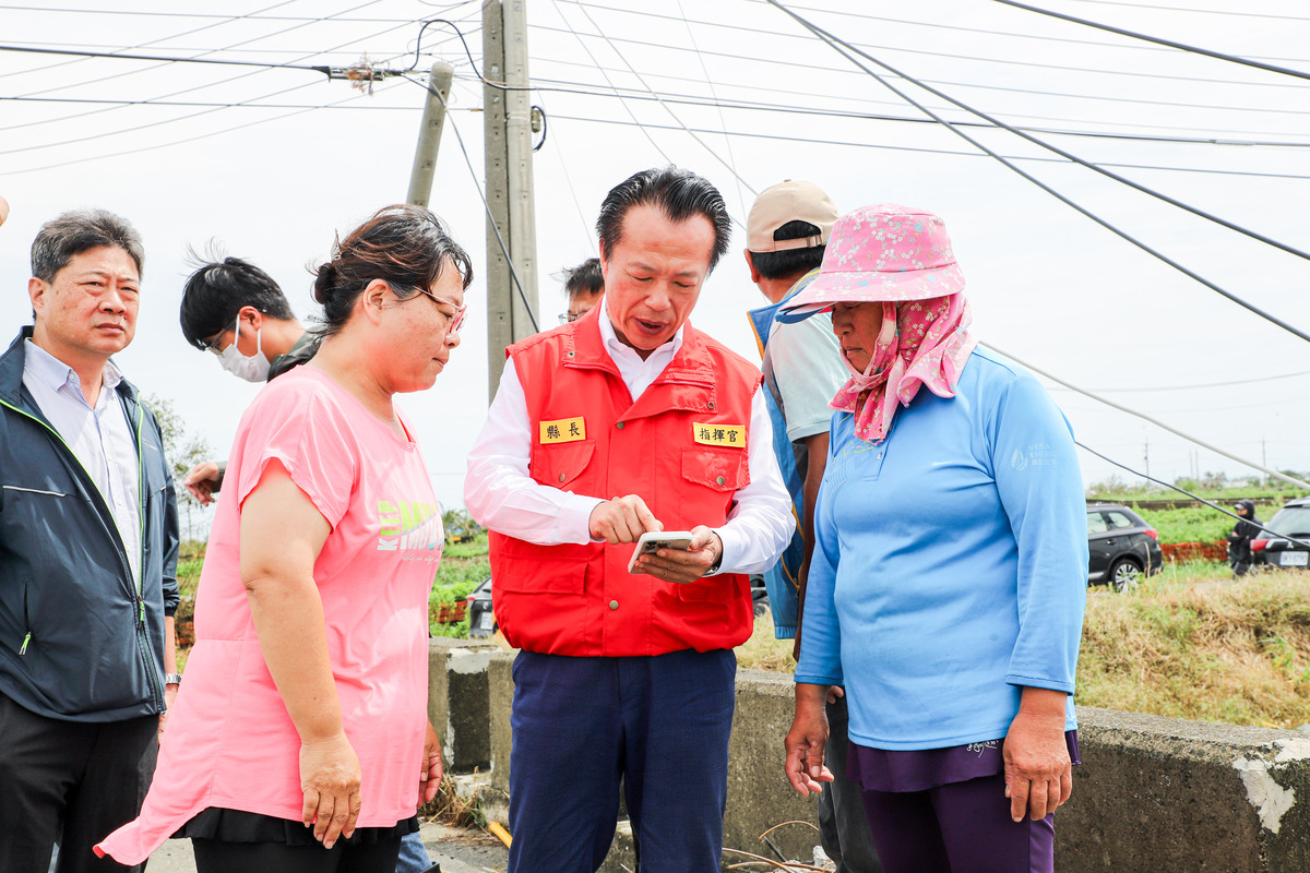 嘉義縣長翁章梁來到魚塭勘災，漁民上前陳情。 圖：嘉義縣政府提供