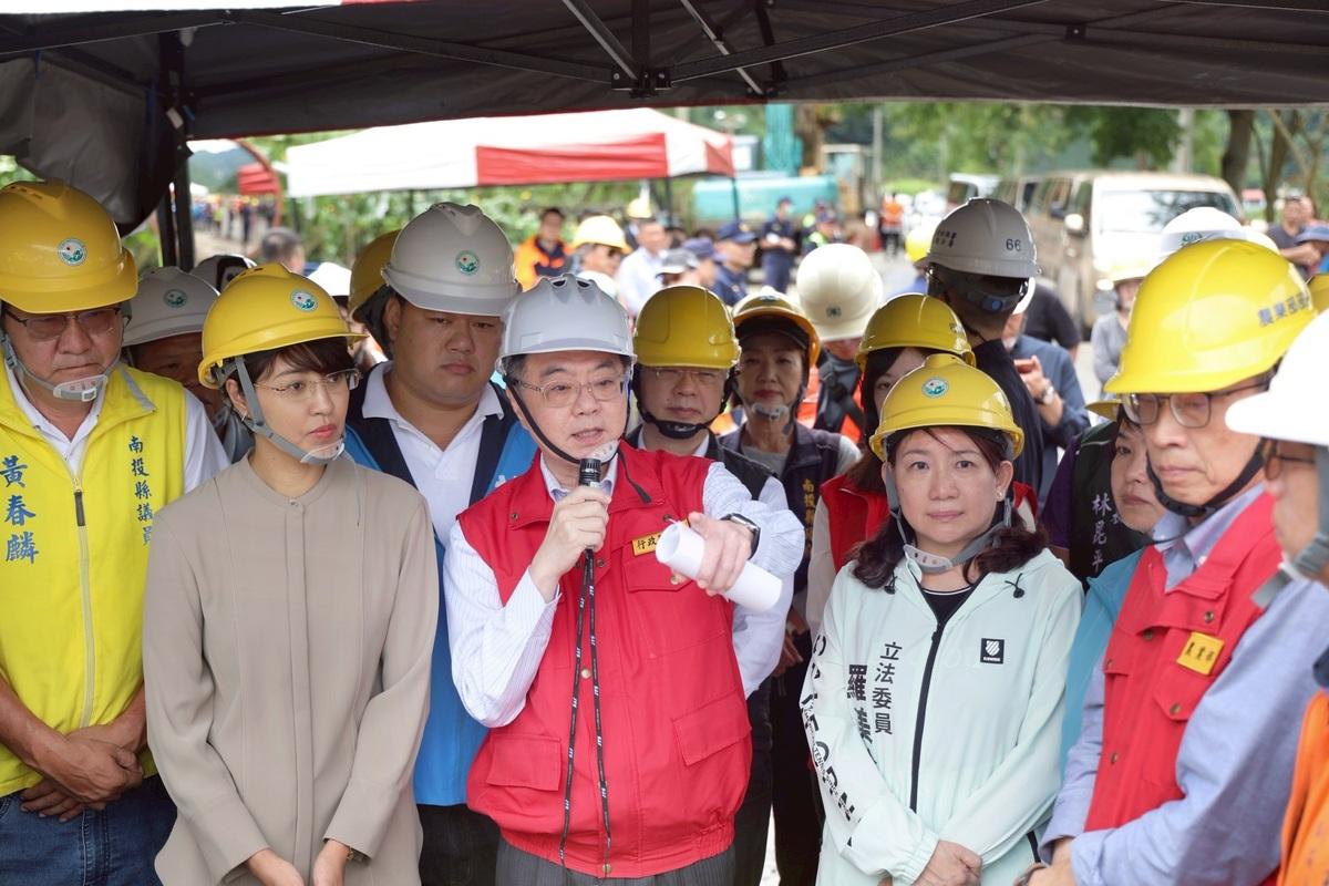 行政院長卓榮泰與南投縣長許淑華、立委游顥、羅美玲一同勘災，並聽取水土保持署簡報甲保林溪整治工程進度。 圖：行政院提供