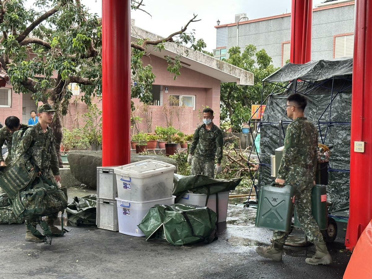 鹿草鄉公所聯結國軍嘉義後備指揮部，經指揮官胡嘉宏協助調度，提供野戰沐浴車2部，提供鹿草鄉重寮村及施家村鄰近民眾沐浴。 圖：嘉義縣政府提供