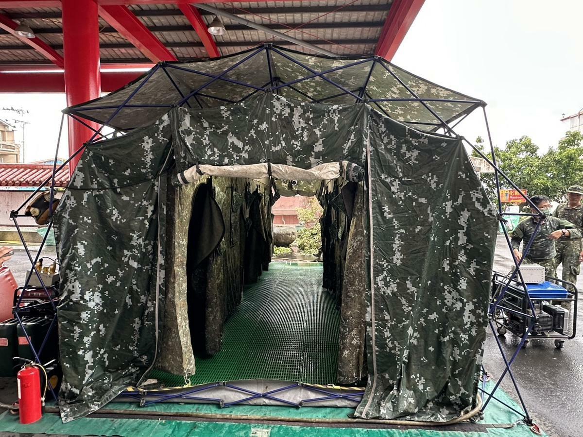 鹿草鄉公所聯結國軍嘉義後備指揮部，經指揮官胡嘉宏協助調度，提供野戰沐浴車2部，提供鹿草鄉重寮村及施家村鄰近民眾沐浴。 圖：嘉義縣政府提供