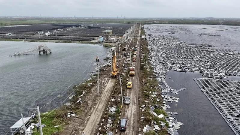丹娜絲颱風過後，嘉義地區傳大量光電設施損壞有待清理。 圖：翻攝「臉書」郭綉真