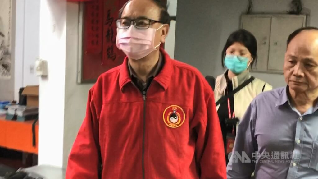國民黨基隆市黨部主委吳國勝（左）4月遭檢方帶走調查。（中央社檔案照片）