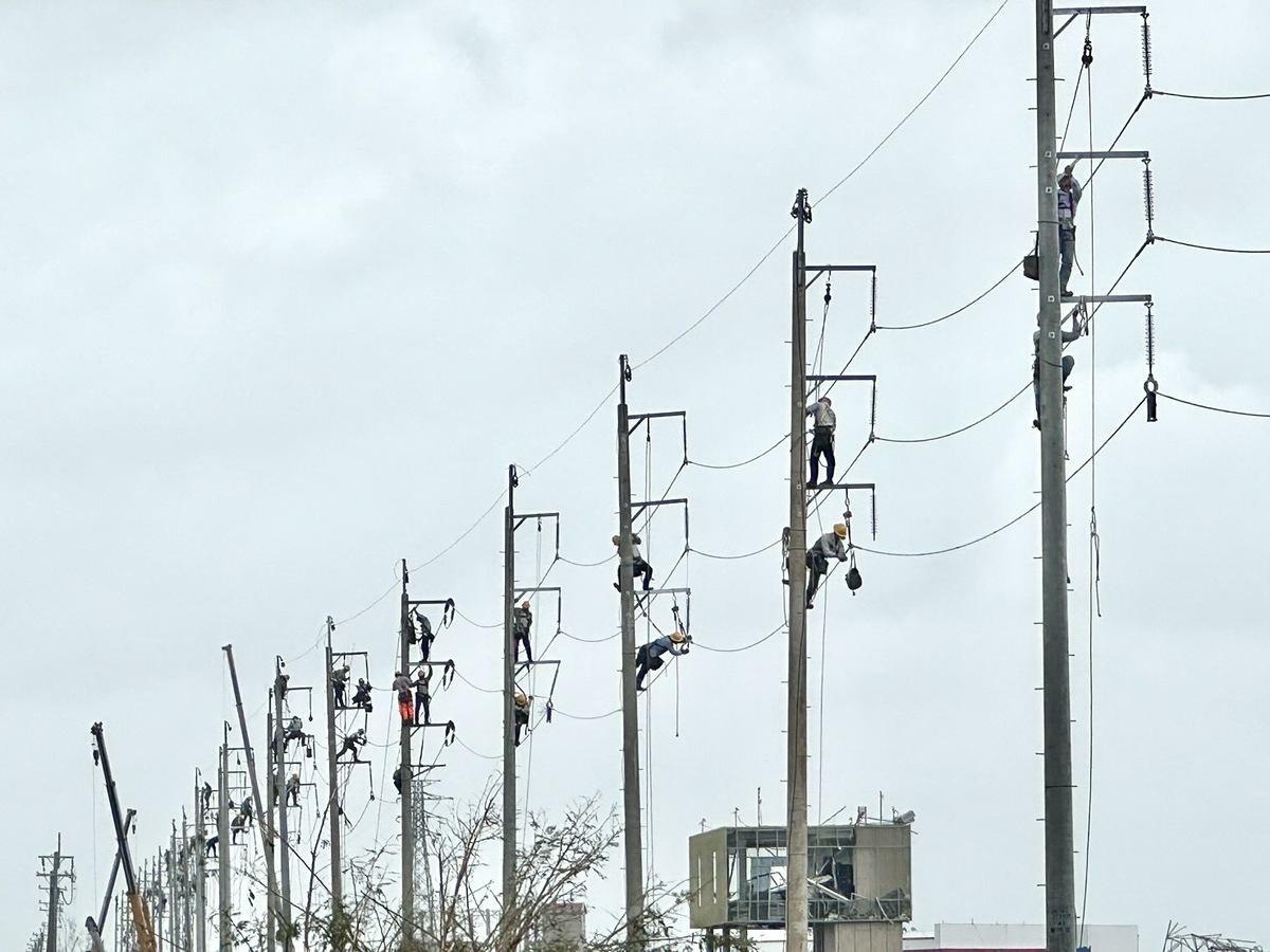 台電產業工會及台電各區處工會今（16）天發表聲明指出，當我們拼命工作（甚至被要求工作時、吃飯時還要擺拍！）並不是為了讓政府高層做為「撥補台電千億」政治大內宣的素材！（資料照片） 圖：台電公司提供