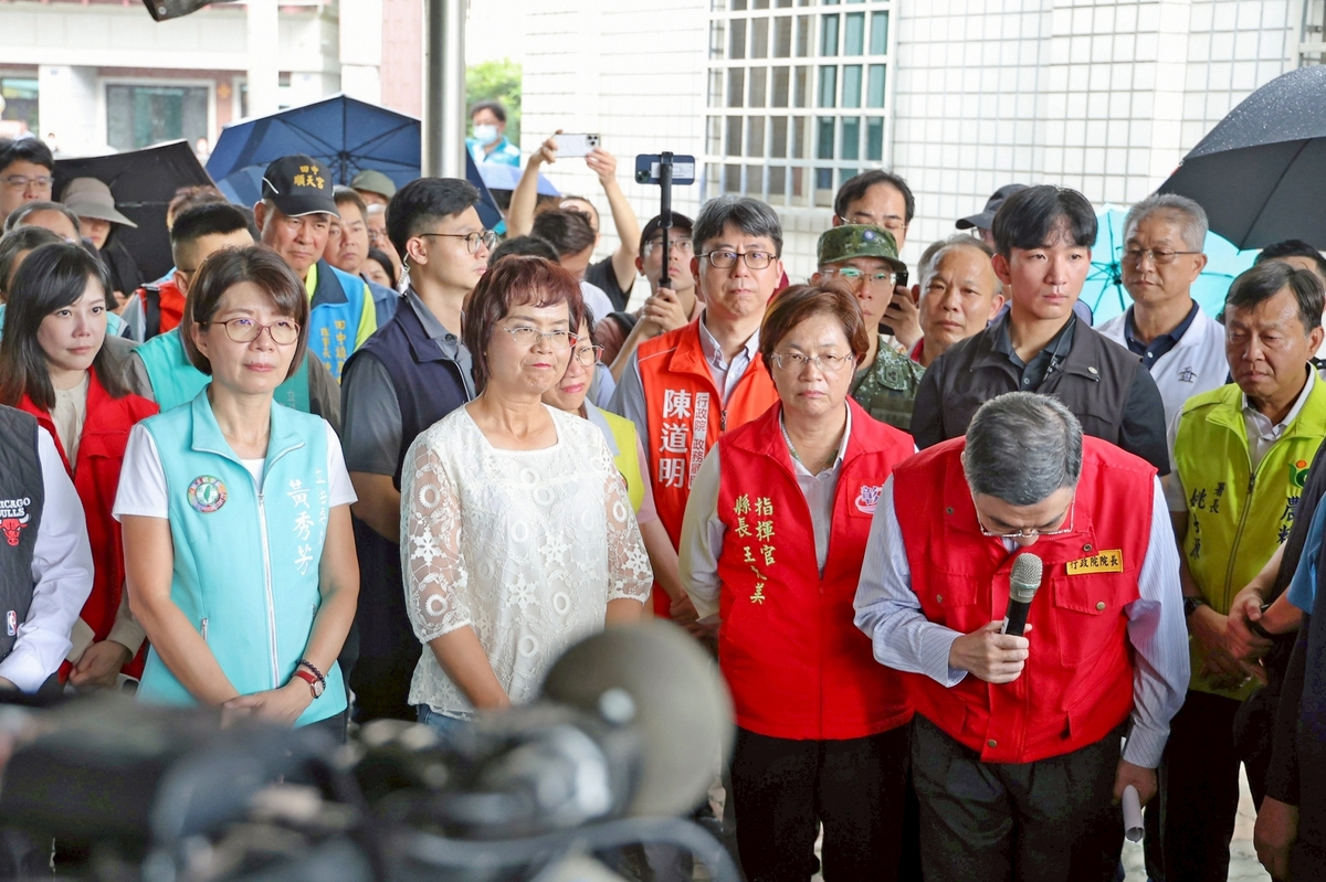 行政院長卓榮泰強調，「我願意誠心誠意的拜託，也要求在野黨團，此時此刻台電同仁還在危險的工作，我願意深深一鞠躬，拜託在野黨團要支持這1000億的台電預算」。 圖：擷自行政院發言人臉書粉專